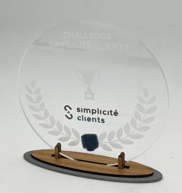 Trophée circulaire en verre et en bois à la découpe laser