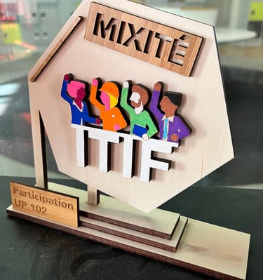 Trophée hexagonal en bois à la découpe laser