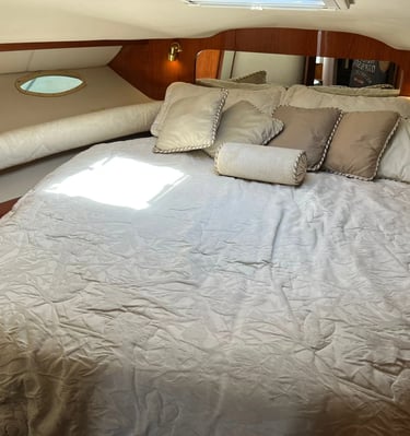 Sea Ray 47 yate Cabo San Lucas Dormitorio