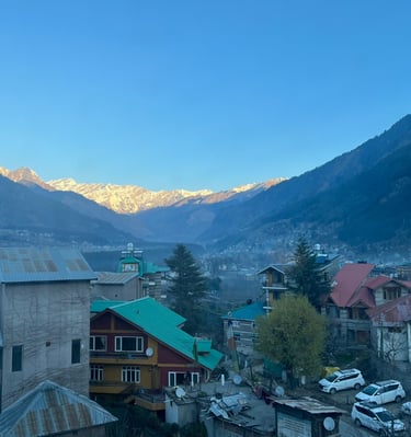 A scenic of Mountains in Manali