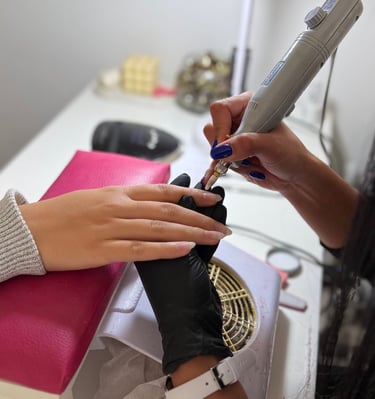 Manicura y Pedicura con esmalte común, semipermanente, nails art o esculpidas