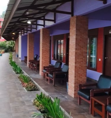 Kamar hotel di tepi danau toba, sekitar tuk-tuk