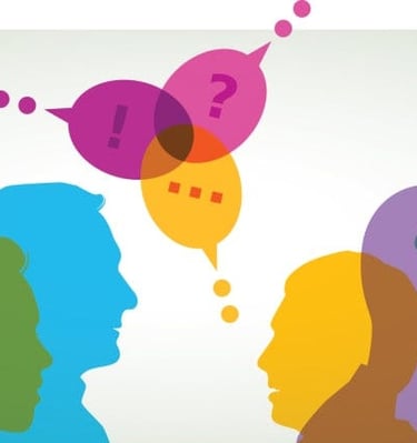 Personnes en discussion et réflexion, risque de conflit dû à des modes de communication différents, surtout en état de stress