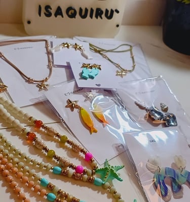 Variedad de collares y aros Mar