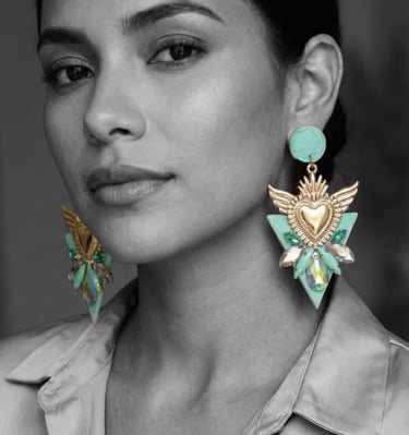 Una Mujer Luciendo Aros Corazon alado