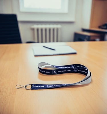 un escritorio de la empresa con una cinta lanyards presentando la cinta para el evento