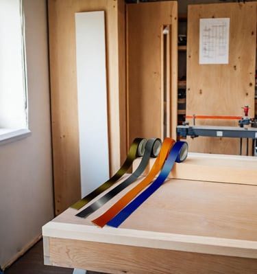 Cintas y cordones para medallas presentadas en el taller de la empresa