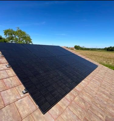 Installation de panneaux photovoltaïques réalisée par la société ALSUN ENERGY