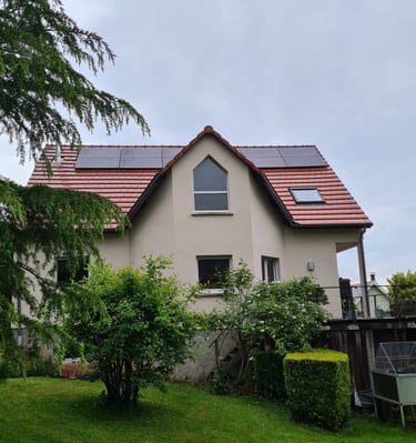 Installation de panneaux photovoltaïques réalisée par la société ALSUN ENERGY