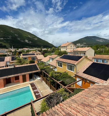 Installation de panneaux photovoltaïques réalisée par la société ALSUN ENERGY