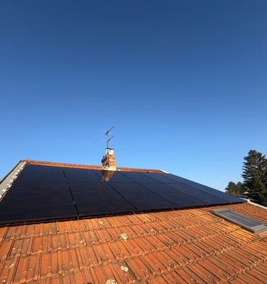 Installation de panneaux photovoltaïques réalisée par la société ALSUN ENERGY