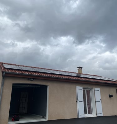 Installation de panneaux photovoltaïques réalisée par la société ALSUN ENERGY