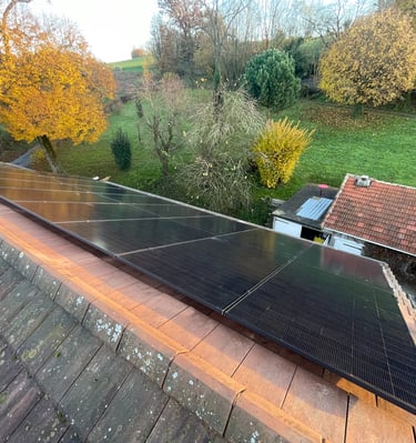 Installation de panneaux photovoltaïques réalisée par la société ALSUN ENERGY