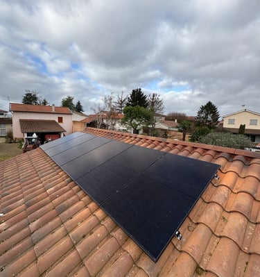 Installation de panneaux photovoltaïques réalisée par la société ALSUN ENERGY