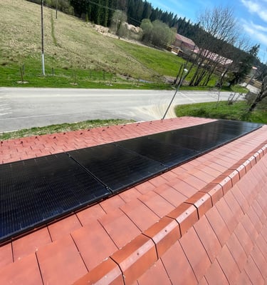 Installation de panneaux photovoltaïques réalisée par la société ALSUN ENERGY