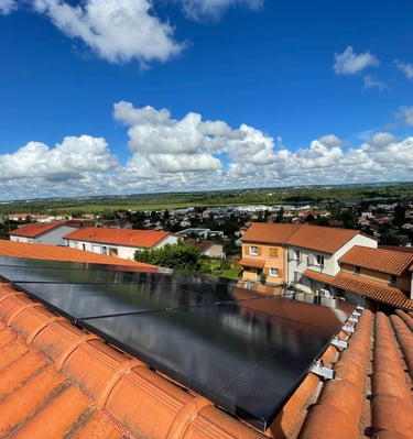 Installation de panneaux photovoltaïques réalisée par la société ALSUN ENERGY