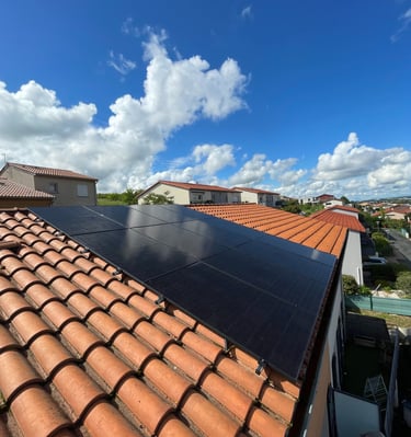 Installation de panneaux photovoltaïques réalisée par la société ALSUN ENERGY