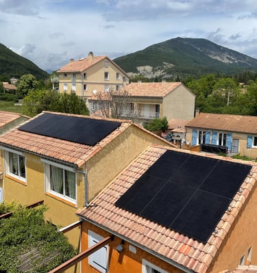 Installation de panneaux photovoltaïques réalisée par la société ALSUN ENERGY