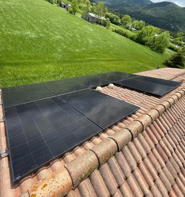 Installation de panneaux photovoltaïques réalisée par la société ALSUN ENERGY