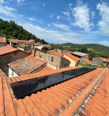 Installation de panneaux photovoltaïques réalisée par la société ALSUN ENERGY