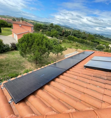 Installation de panneaux photovoltaïques réalisée par la société ALSUN ENERGY