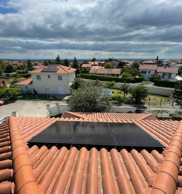 Installation de panneaux photovoltaïques réalisée par la société ALSUN ENERGY