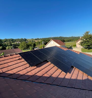 Installation de panneaux photovoltaïques réalisée par la société ALSUN ENERGY