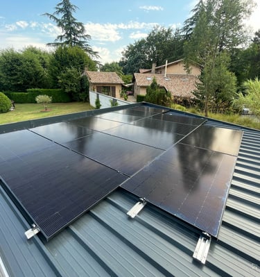 Installation de panneaux photovoltaïques réalisée par la société ALSUN ENERGY