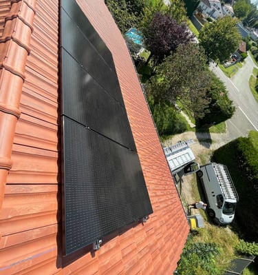 Installation de panneaux photovoltaïques réalisée par la société ALSUN ENERGY