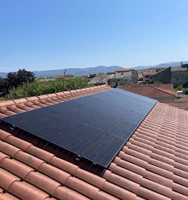 Installation de panneaux photovoltaïques réalisée par la société ALSUN ENERGY