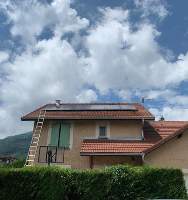 Installation de panneaux photovoltaïques réalisée par la société ALSUN ENERGY