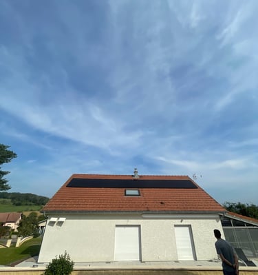 Installation de panneaux photovoltaïques réalisée par la société ALSUN ENERGY