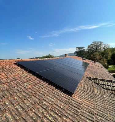 Installation de panneaux photovoltaïques réalisée par la société ALSUN ENERGY