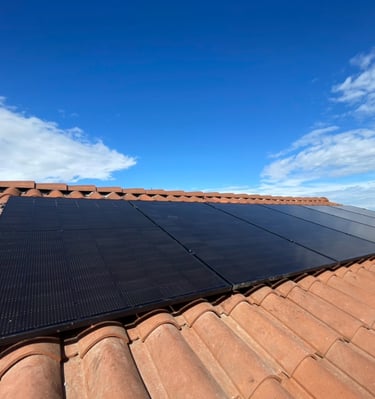 Installation de panneaux photovoltaïques réalisée par la société ALSUN ENERGY