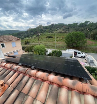 Installation de panneaux photovoltaïques réalisée par la société ALSUN ENERGY