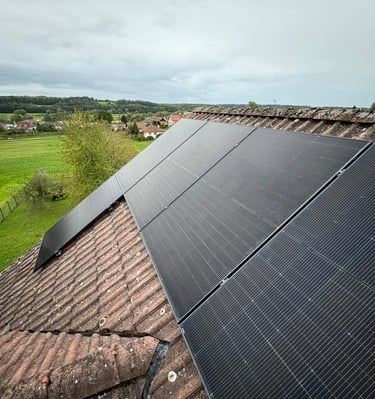 Installation de panneaux photovoltaïques réalisée par la société ALSUN ENERGY