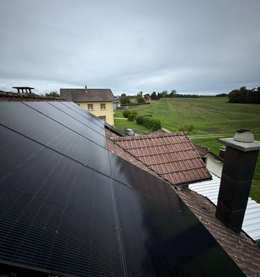 Installation de panneaux photovoltaïques réalisée par la société ALSUN ENERGY