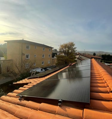 Installation de panneaux photovoltaïques réalisée par la société ALSUN ENERGY