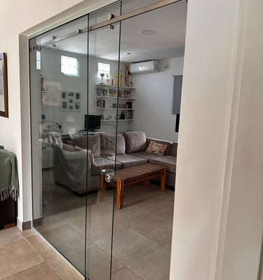División interior en cristal y acero 