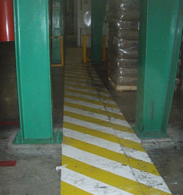 Señalética para delimitar pasillos de tránsito dentro de la empresa
