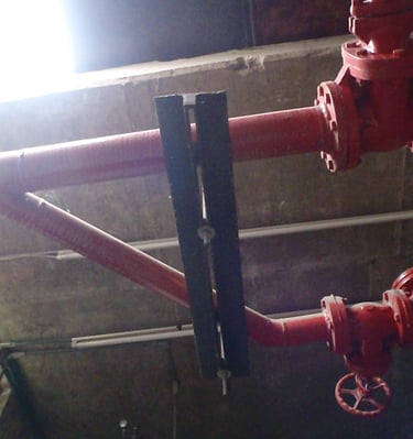 Pintado de tuberías dentro de una empresa y Etiquetas para dirección del fluido y propiedades 