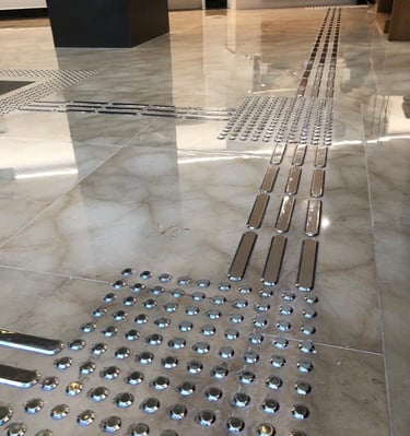 Elemento Tátil Inox no chão