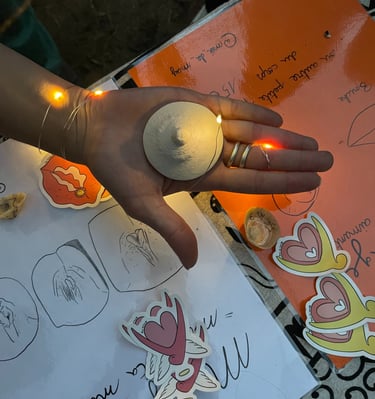 Aimant téton dans main de la modèle - Moulage intime Bordeaux