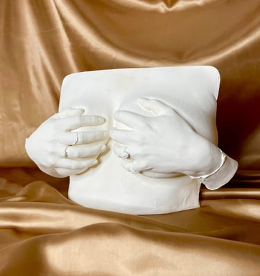 Moulage poitrine et mains en plâtre sur fond doré