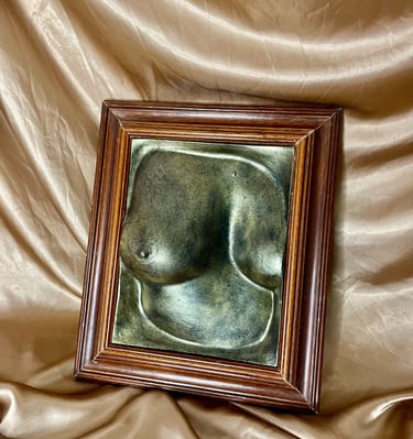Cadre moulage poitrine dorée - Pièce unique - Moulage intime Bordeaux