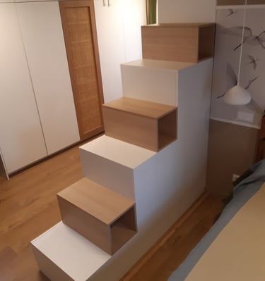 Meuble escalier sur mesure porte cannage