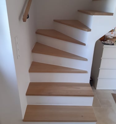 Marches escalier chêne sur-mesure et main courante L'AGENCEUR