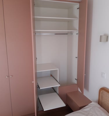 Etagères coulissantes et penderie "robes"