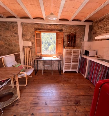 Vista del salón y cocina en la casa rural La Calma, alojamiento con encanto en Castellón
