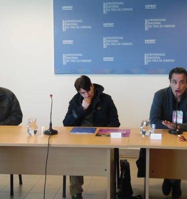 Marcelo Castelo exponiendo en el congreso de la Universidad de Tres de Febrero